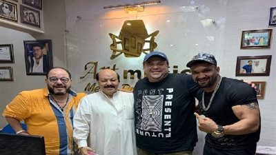 بالصور.. مدحت تيخا يستأنف تصوير «مينى بار» قريبًا