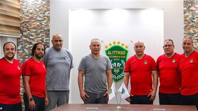 بالصور.. حسام حسن وجهازه المعاون يجددون تعاقدهم مع زعيم الثغر