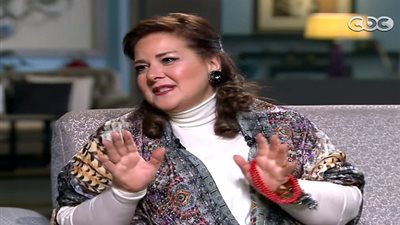 سلوى عثمان تتلقى خبر وفاة دلال عبد العزيز على الهواء.. وهذا رد فعلها