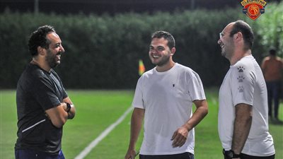 طارق أبو العينين يؤازر لاعبي سيراميكا كليوباترا قبل مواجهة الأهلي