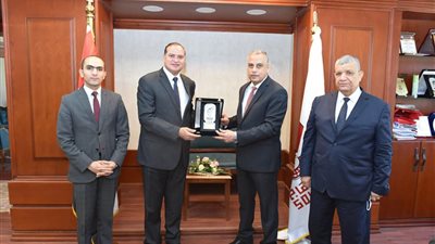محافظ سوهاج يكرم رئيس الجامعة السابق تقديرًا لجهوده في خدمة السوهاجية