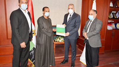 محافظ سوهاج يسلم 56 شيكًا بقيمة (392 ألف جنيه) لدعم شباب المحافظة