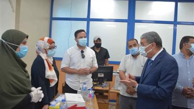 محافظ المنيا يتابع تلقي الموظفين بالديوان العام للقاح فيروس كورونا