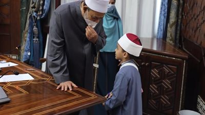 قصة الطفل الذي كرمه شيخ الأزهر بالمشيخة.. صور