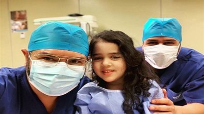 الصور الأولى لابنة علي الطيب بعد إجراء عملية جراحية