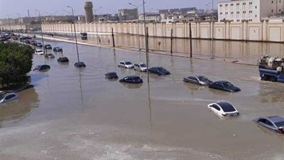 بالصور.. كسر مساورة صرف صحي يتسبب في كارثة بالقاهرة الجديدة