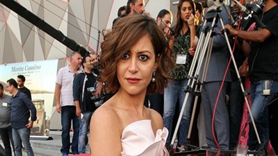 بالصور.. منة شلبي كوميدية 