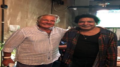 بالصور.. صدفة غريبة تجمع الكينج محمد منير ومصطفى فهمي