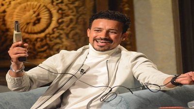 بطريقة غريبة شهريًا.. أحمد داوود يروّج لـ 