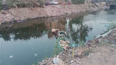 بالفيديو.. لحظة سقوط سيارة محملة بكتب مدرسية في ترعة المريوطية