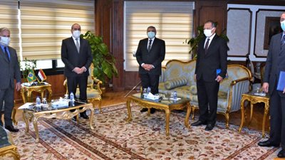 بالصور.. وزير الطيران المدنى يلتقى سفير البرازيل بالقاهرة