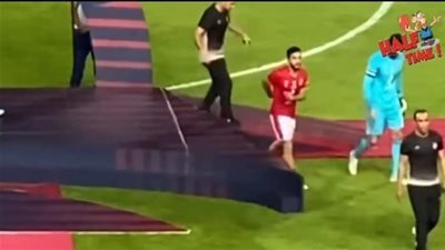 تداول فيديو اهانة سيد عبد الحفيظ على يد ايمن اشرف ..رمضان السيد يؤكد لو هذا الرجل كمل الاهلي هيخسر كثيرا 