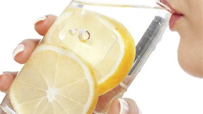 مع اقتراب الشتاء.. تحذير خطير من تناول الليمون بالماء