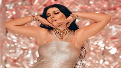 بـ«مايوه تايجر».. صافيناز في جلسة تصوير ساخنة وسط البحر (صور)