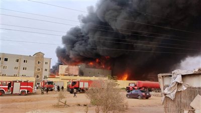 حريق ضخم داخل مصنع «الهلال والنجمة» في العاشر من رمضان (فيديو)