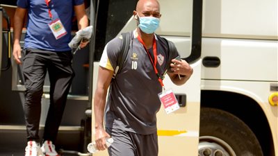 لاعبو الزمالك يعاينون أرضية ستاد 