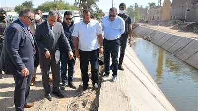 محافظ سوهاج يتفقد أعمال المشروع القومي لتبطين الترع