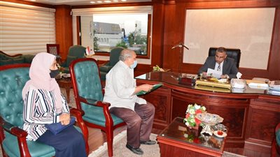 محافظ سوهاج يلتقي بالمواطنين لبحث مطالبهم وإيجاد حلول لشكواهم