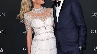 باريس هيلتون تتألق بفستان أبيض في ظهور خاص مع زوجها المستقبلي