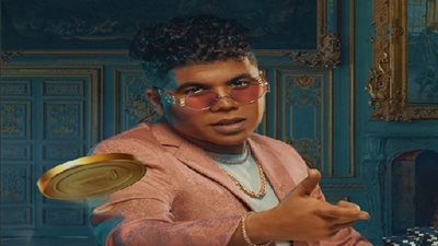 بالفيديو والصور.. عمر كمال يؤدي مناسك العمرة