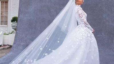 بأربع فساتين زفاف 