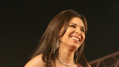 دينا تثير الجدل بفستان زفاف.. حقيقة أم مشهد تمثيل؟ (صور) 