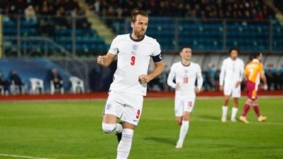 هاري كين يحتفل بصعود إنجلترا إلى نهائيات كأس العالم فى قطر