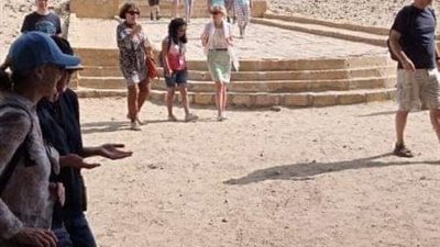 وفد سياحي من أمريكا وألمانيا يزور المناطق الأثرية بالمنيا