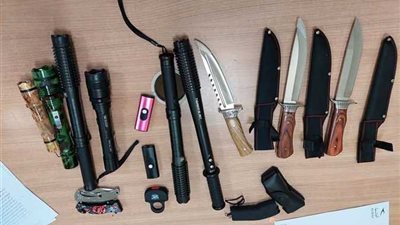 جمارك القاهرة تحبط محاولتي تهريب صواعق كهربائية وعملات ذهبية وأسلحة 