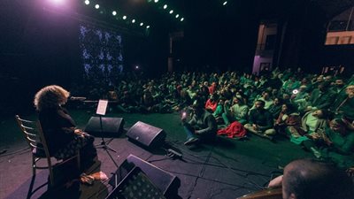 غالية بنعلي تجبر جمهورها على افتراش الأرض بمسرح الزمالك.. اعرف الأسباب