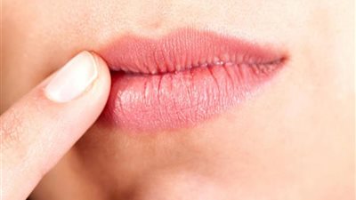 بالفيديو.. وصفات طبيعية لعلاج تشقق الشفاه وتوريدها