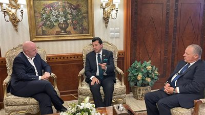 وزير الرياضة يستقبل رئيس الفيفا بمطار القاهرة الدولي 