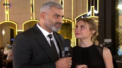  بالصور.. لقطات رومانسية لهاني عادل وزوجته على السجادة الحمراء لختام القاهرة السينمائي