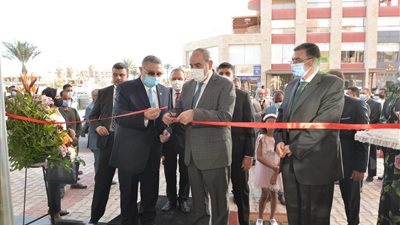 وزير الطيران يفتتح فرع الأسواق الحرة الجديد لمصرللطيران بالممشي السياحي بالغردقة