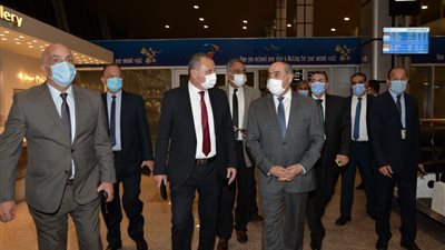 بالصور.. وزير الطيران المدنى يتفقد مطار الغردقة الدولى 