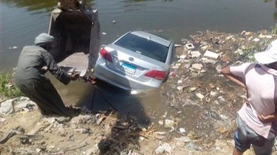 سقوط سيارة ملاكى فى ترعة المريوطية.. والأمن يتدخل لإنقاذ السائق