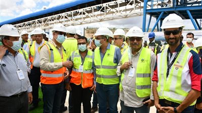 تنفذه «المقاولون العرب» و«السويدى إليكتريك».. وزير الإسكان يتفقد سد ومحطة «جوليوس نيريري» بتنزانيا