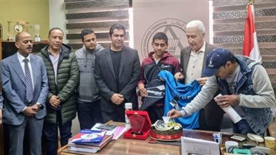 الريشة الطائرة يكرم لاعبه جون خالد بعد مشاركته في 