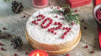 تحضير كيكة رأس السنة دون الحاجة لشرائها من المحلات ( فيديو )