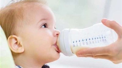 يُفضل الرضاعة الطبيعية.. أضرار حليب البقر على صحة الطفل ( فيديو )