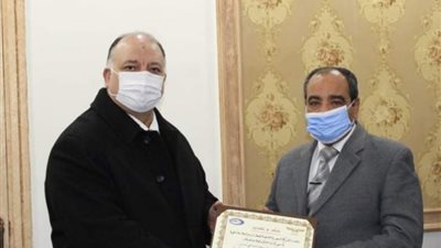 القابضة للمطارات تكرم أحد كوادرها لبلوغه سن التقاعد