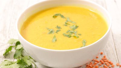 وجبة الشتاء المفضلة.. طريقة عمل شوربة العدس بالليمون ( فيديو )