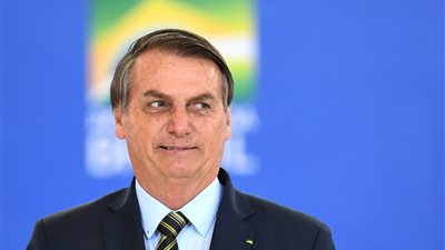 زعم أنه يزيد احتمال الإصابة بمرض خطير.. رئيس البرازيل يرفض تطعيم ابنته ضد كورونا