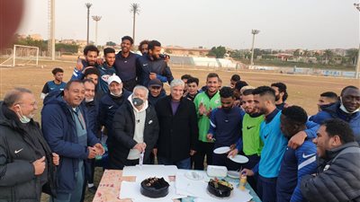 الجهاز الفني ولاعبي إنبي يحتفلون بعيد ميلاد 