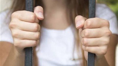 علاقة جنسية مع صاحبة ال16عام.. تفاصيل إبتزاز طفلة لطبيب عربي بفيديوهات فاضحة