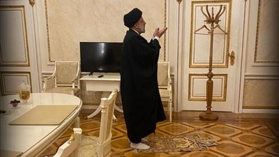 الرئيس الإيراني يؤدي  صلاة العشاء في مبنى الكرملين