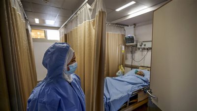 أستاذ مناعة: فيروس كورونا قد يسبب أضرارًا للمخ والكلى 