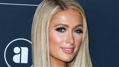 باريس هيلتون ترتدي حذائين مختلفين وترد على المنتقدين بفيديو غريب!