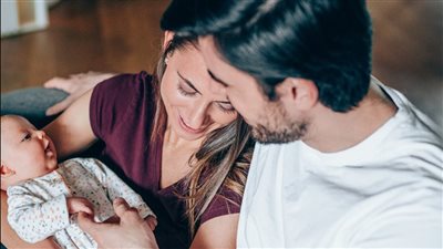 والدان يضعان قواعد غريبة جدًا لرؤية مولودهم الجديد