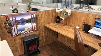 موظف أمريكي يحول مكتبه إلى كهف !